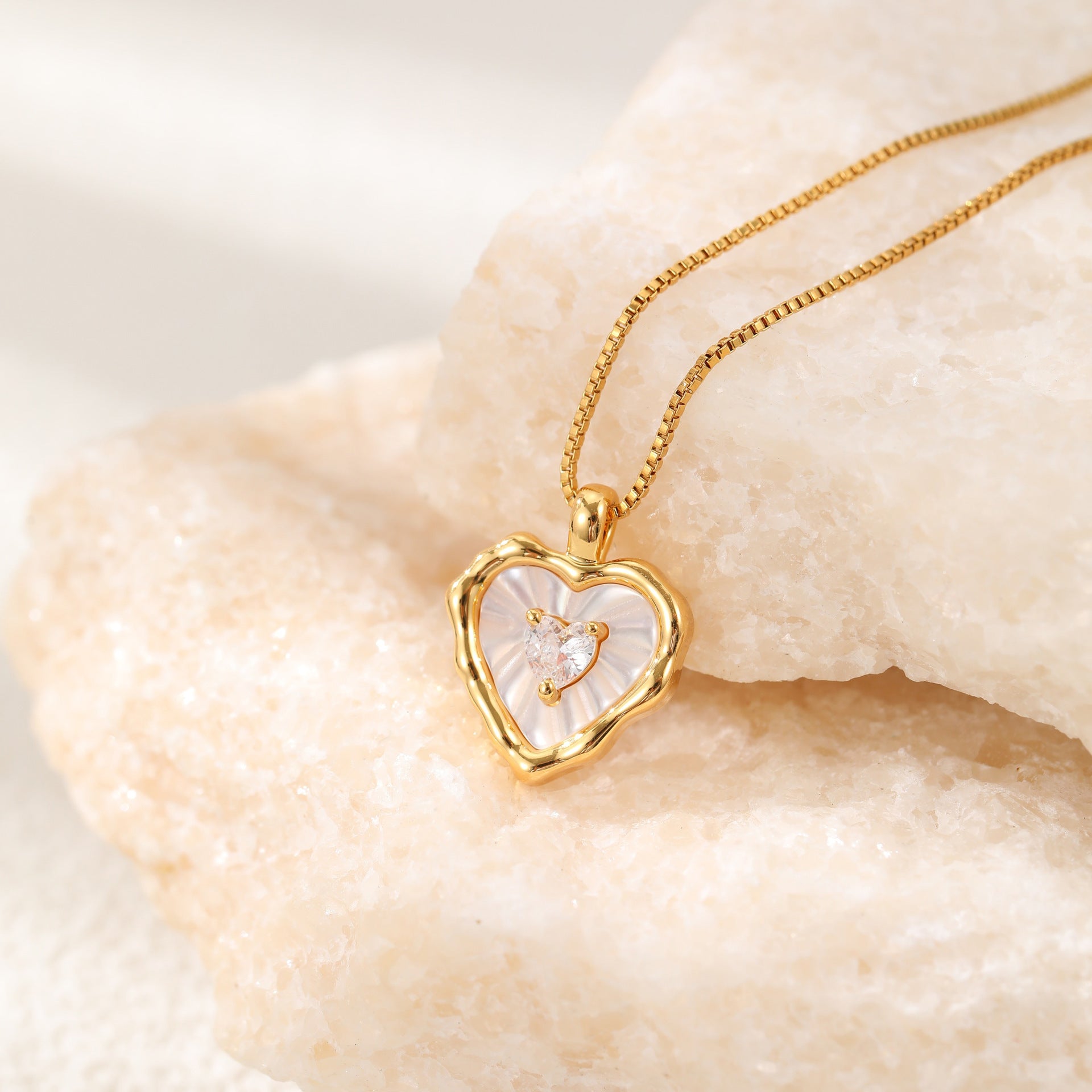 Madalena | Colar Madrepérola Dourado
