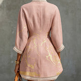 Vestido Mini de Renda de Crochê com Decote em V em Ouro Rosa