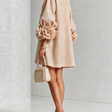 Vestido Mini Beje com Botões Florais e Punhos Florais Impressionantes