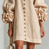 Vestido Mini Beje com Botões Florais e Punhos Florais Impressionantes