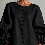 Vestido Mini Preto com Botões Florais e Punhos Florais Marcantes