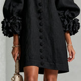 Vestido Mini Preto com Botões Florais e Punhos Florais Marcantes