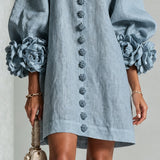 Vestido Mini Azul Pó Floral com Botões e Punhos Florais Marcantes