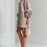 Vestido Mini Botão Floral em Taupe de Cogumelo com Punhos Florais Marcantes