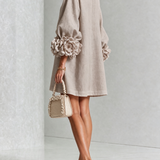 Vestido Mini Botão Floral em Taupe de Cogumelo com Punhos Florais Marcantes
