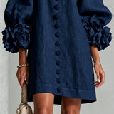Vestido Mini Azul Marinho com Botões Florais e Punhos Florais Marcantes