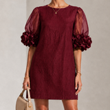 Vestido Mini de Organza Burgundy com Mangas Bufantes e Punhos Florais Marcantes