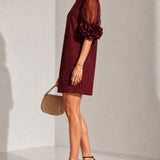 Vestido Mini de Organza Burgundy com Mangas Bufantes e Punhos Florais Marcantes