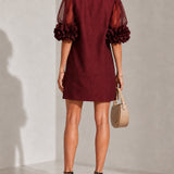 Vestido Mini de Organza Burgundy com Mangas Bufantes e Punhos Florais Marcantes