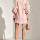 Vestido Mini de Organza Rosa com Mangas Bufantes e Punhos Florais Impressionantes