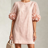 Vestido Mini de Organza Rosa com Mangas Bufantes e Punhos Florais Impressionantes