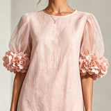 Vestido Mini de Organza Rosa com Mangas Bufantes e Punhos Florais Impressionantes