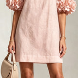 Vestido Mini de Organza Rosa com Mangas Bufantes e Punhos Florais Impressionantes