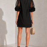 Vestido Mini de Organza Preto com Mangas Bufantes e Punhos Florais Marcantes