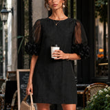 Vestido Mini de Organza Preto com Mangas Bufantes e Punhos Florais Marcantes