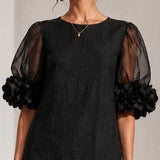 Vestido Mini de Organza Preto com Mangas Bufantes e Punhos Florais Marcantes