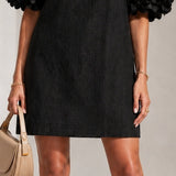 Vestido Mini de Organza Preto com Mangas Bufantes e Punhos Florais Marcantes