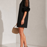 Vestido Mini de Organza Preto com Mangas Bufantes e Punhos Florais Marcantes
