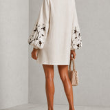 Vestido Mini com Decote em V Branco e Mangas Bufantes com Estampa Floral