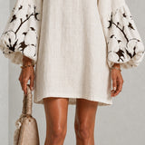 Vestido Mini com Decote em V Branco e Mangas Bufantes com Estampa Floral
