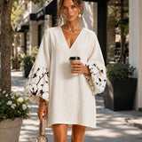 Vestido Mini com Decote em V Branco e Mangas Bufantes com Estampa Floral