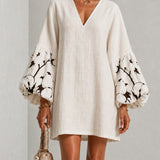 Vestido Mini com Decote em V Branco e Mangas Bufantes com Estampa Floral