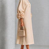 Vestido Midi Bege com Botões Florais e Punhos Florais Marcantes