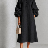Vestido Midi Preto Floral com Botões e Punhos Florais Marcantes