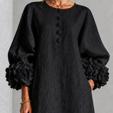 Vestido Midi Preto Floral com Botões e Punhos Florais Marcantes