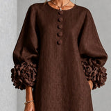 Vestido Midi Botão em Floral de Chocolate com Punhos Florais Marcantes