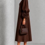 Vestido Midi Botão em Floral de Chocolate com Punhos Florais Marcantes
