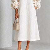 Vestido Midi Branco com Botões Florais e Punhos Florais Impressionantes
