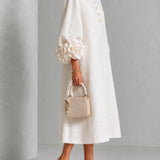 Vestido Midi Branco com Botões Florais e Punhos Florais Impressionantes