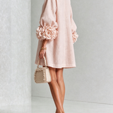 Vestido Mini Floral com Decote em V Rosa e Botões Florais Chamativos