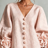 Vestido Mini Floral com Decote em V Rosa e Botões Florais Chamativos