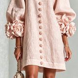 Vestido Mini Floral com Decote em V Rosa e Botões Florais Chamativos
