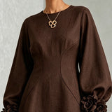 Vestido Mini A-line Castanho com Cinto e Punhos Florais Marcantes